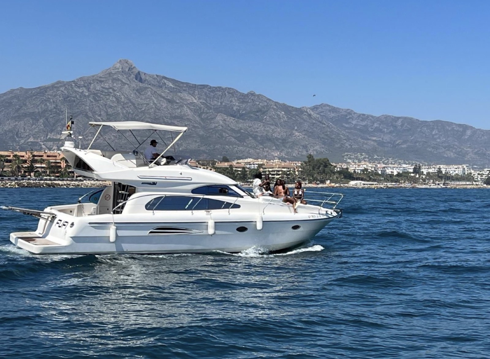 Yate Astondoa 40 con patrón incluido — alquiler de barcos sin licencia Marbella