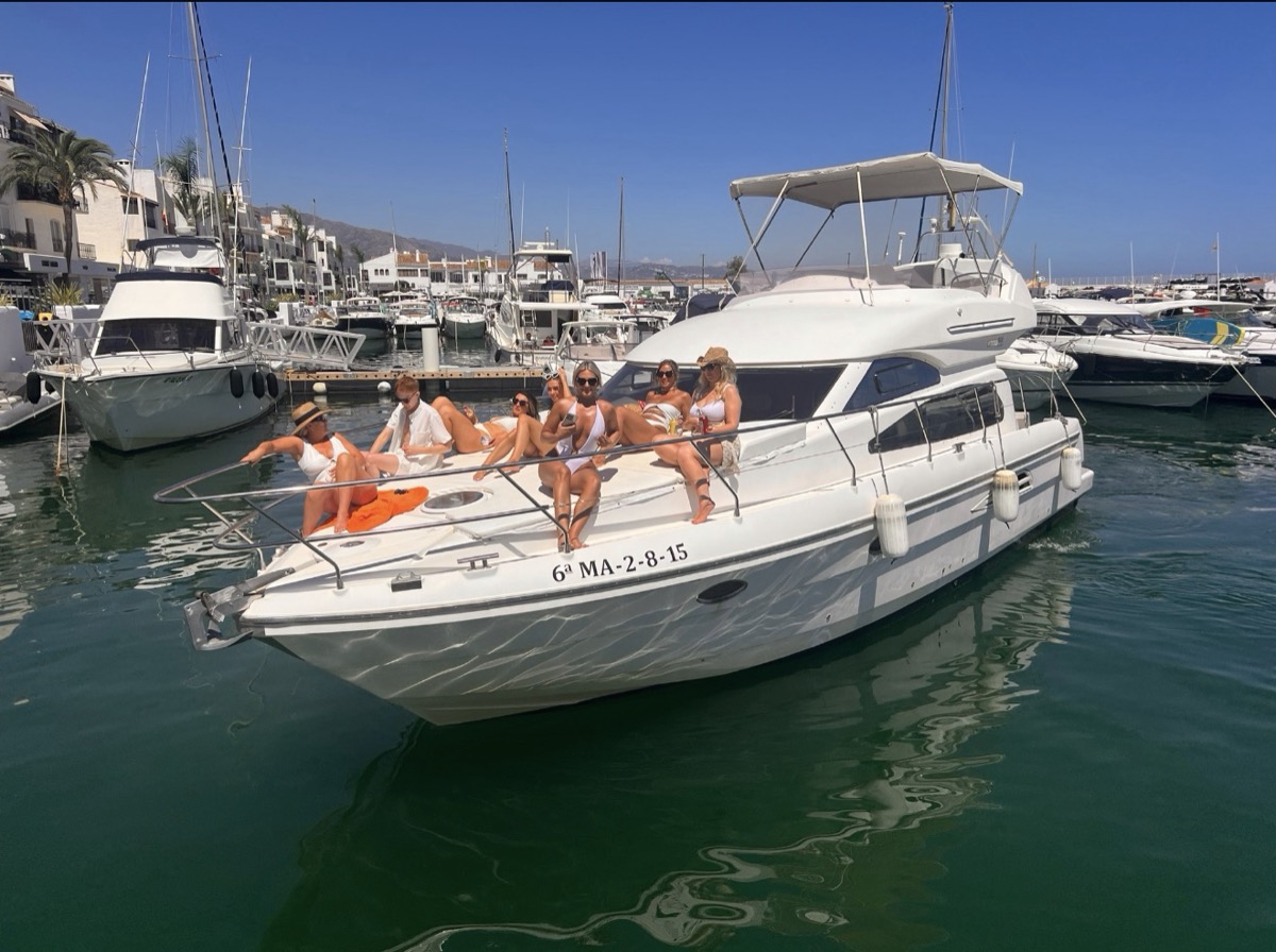 Yate Astondoa 40 en Puerto Banús, Marbella