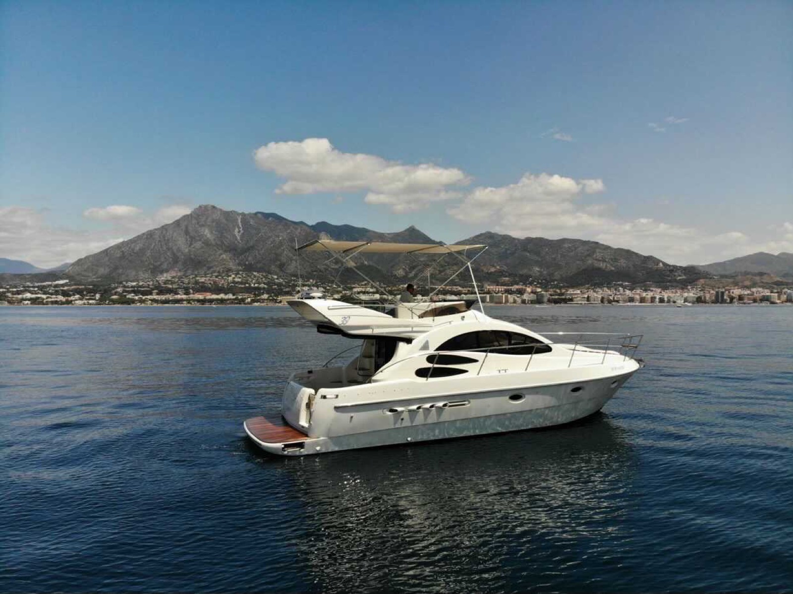 Yate Azimut 39 navegando frente a la montaña La Concha en Marbella
