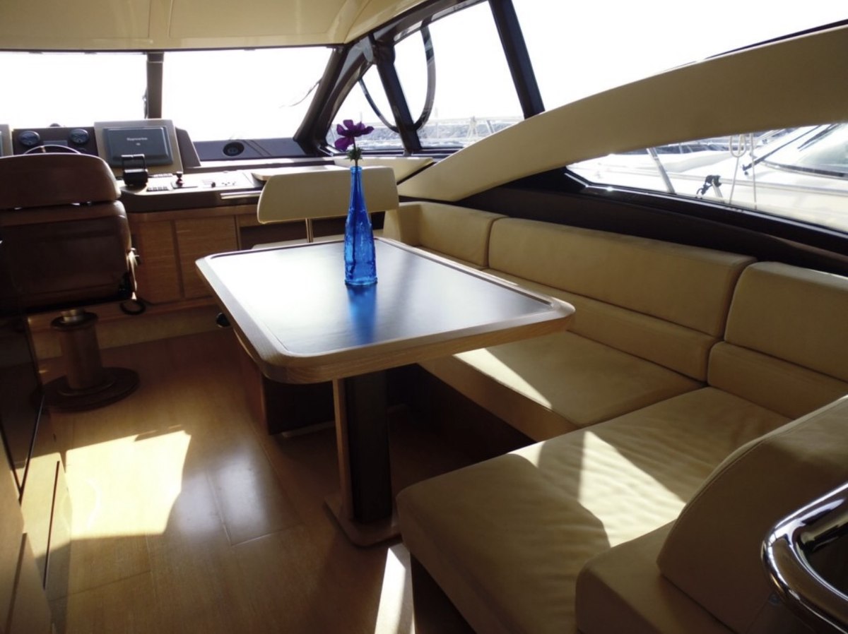 Azimut 58 Flybridge helm and dining area