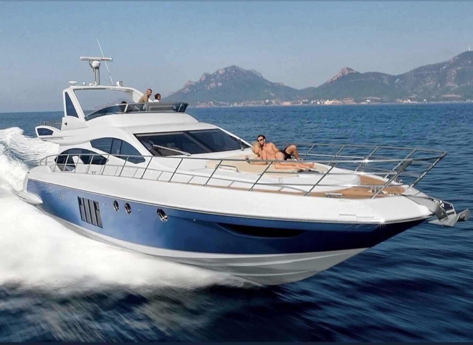 Azimut 58 Flybridge — 17.6 m Italian flybridge — luxury day charter for up to 12 guests