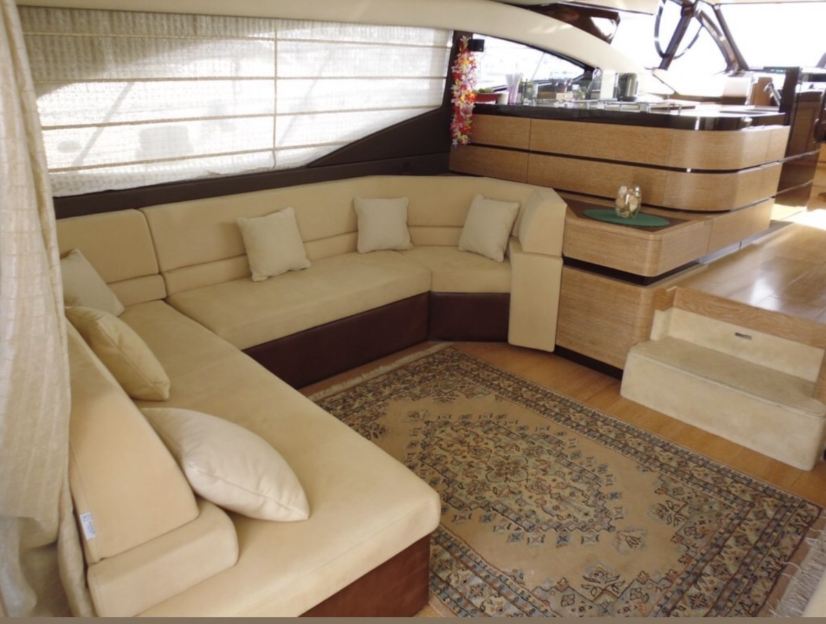 Azimut 58 Flybridge saloon seating