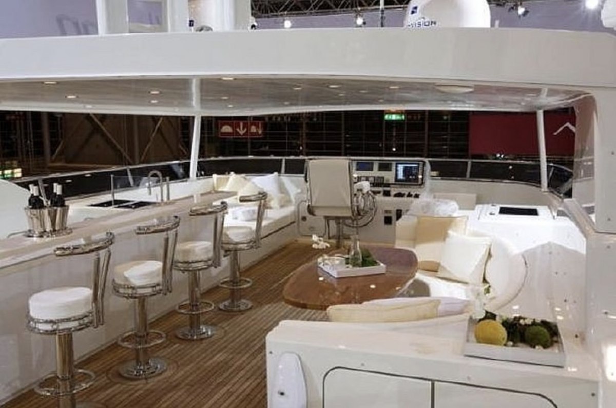 Bandido flybridge bar and lounge seating