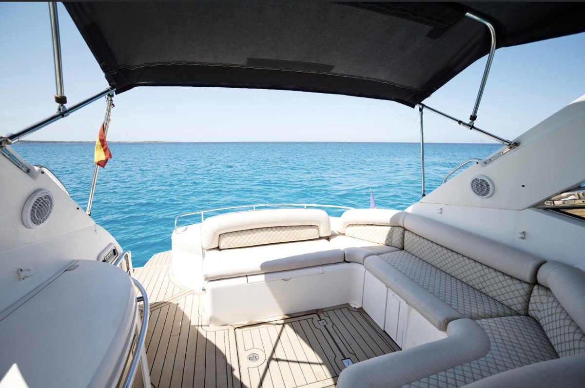 Pershing 46 flybridge entertaining space