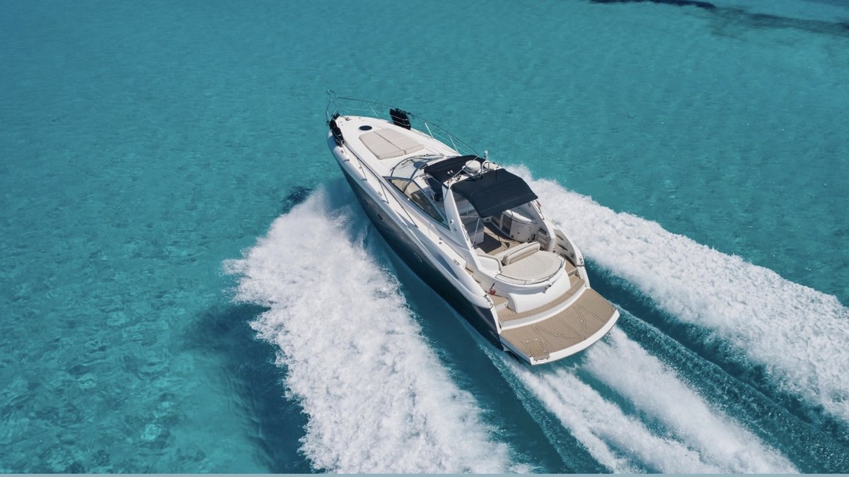 Pershing 46 luxury saloon