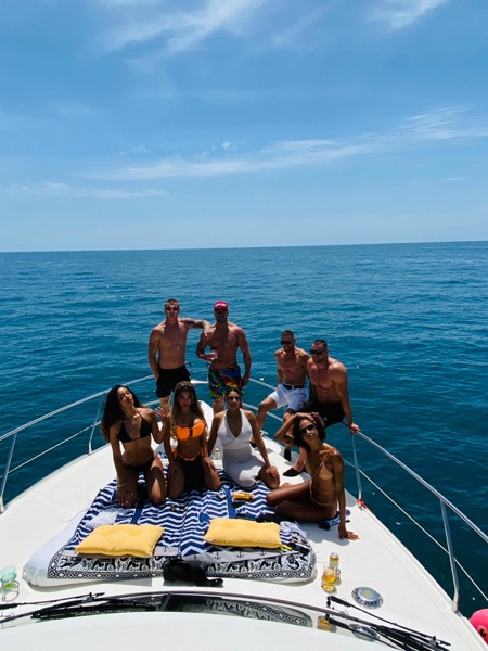 Grupo de ocho invitados en la proa de nuestro yate a motor — charter en Marbella
