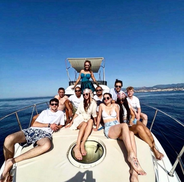 Grupo de invitados en la proa con las montañas de Sierra Blanca al fondo, Marbella